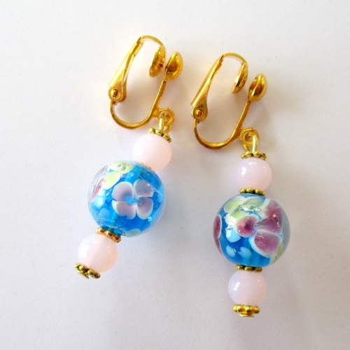 Clips boucles d'oreilles en verre à motifs bleus et perles de jade rose