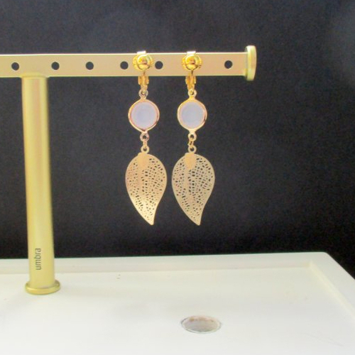 Boucles d'oreilles palet blanc et feuille dorée