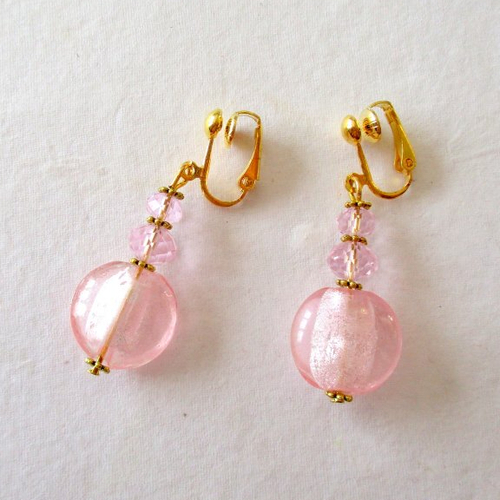Clips boucles d'oreilles en verre forme palet rose et duo de perles transparentes