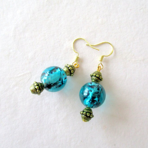 Boucles d'oreilles perle ronde bleue et métal vieilli