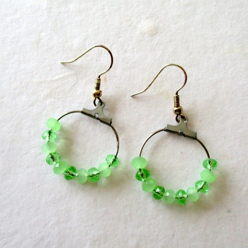 Boucles d'oreilles créoles à petites perles vertes à facettes transparentes et translucides