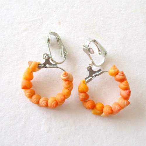 Boucles d'oreilles clips créoles à petits coquillages orange