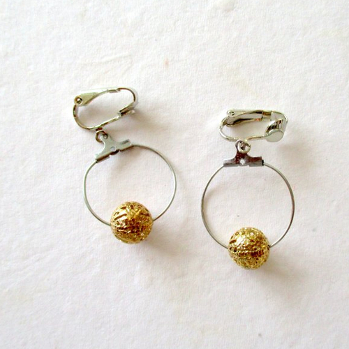 Boucles d'oreilles clips créoles perle dorée ajourée sur créole argentée