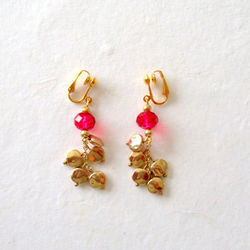 Boucles d'oreilles clips perle en verre rouge et palettes dorées