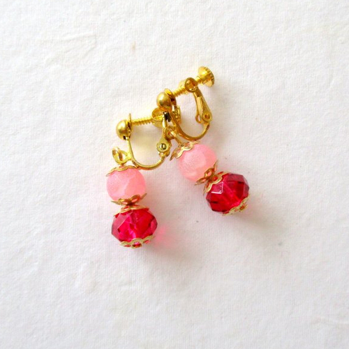 Boucles d'oreilles clips perle en verre rouge et perle de jade rose givrée
