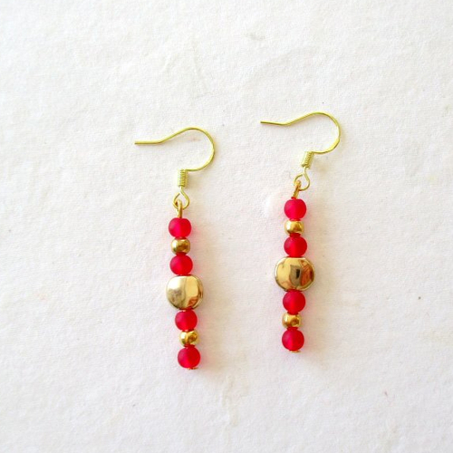 Boucles d'oreilles petites perles rose fuchsia, dorées et disque doré