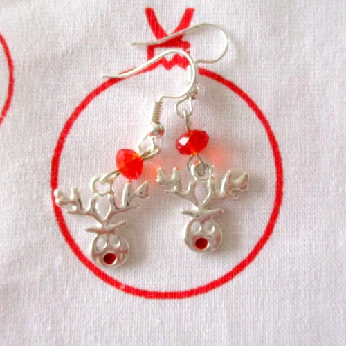 Boucles d'oreilles petite perle rouge sur la tête d'un renne de noël