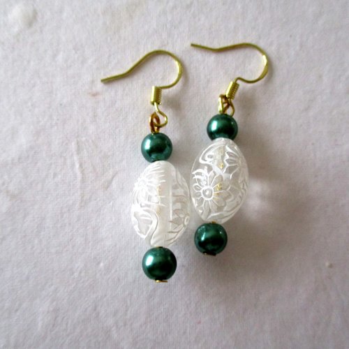 Boucles d'oreilles perle décorée blanche et perles nacrées vertes