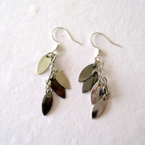 Boucles d'oreilles à petits sequins argentés en forme de plumes