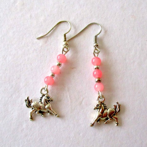 Boucles d'oreilles trio de perles roses et breloque en forme de cheval