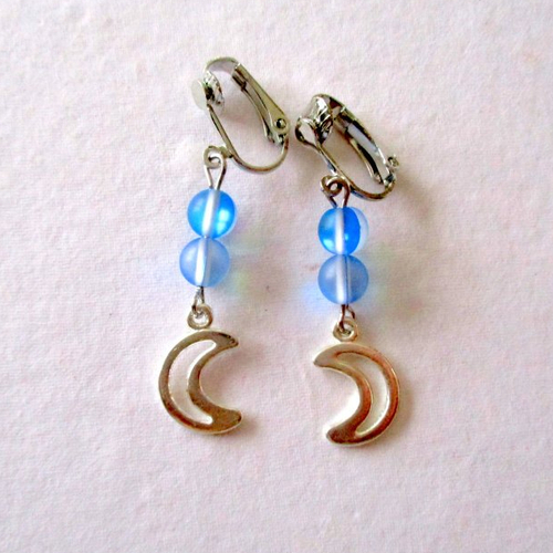 Clips boucles d'oreilles lune bleue, duo de perles bleues et breloque lune