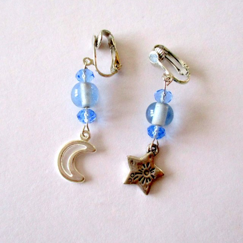 Clips boucles d'oreilles dissociées  lune bleue, trio de perles bleues et breloque lune et une breloque étoile