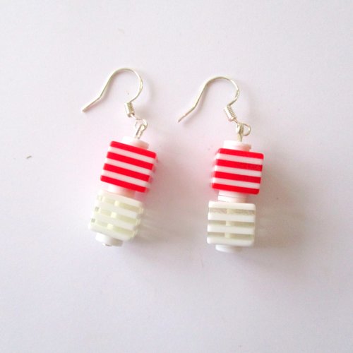 Boucles d'oreilles à perles cubiques blanches et rouge