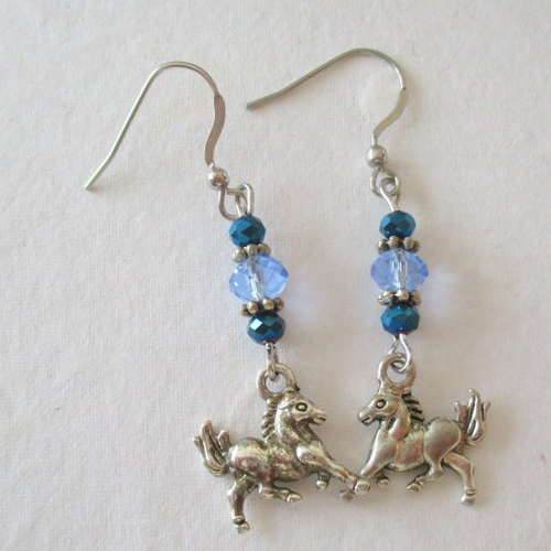 Boucles d'oreilles petit cheval à perles bleues