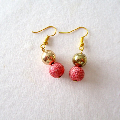 Boucles d'oreilles perle dorée et perle rouge granité