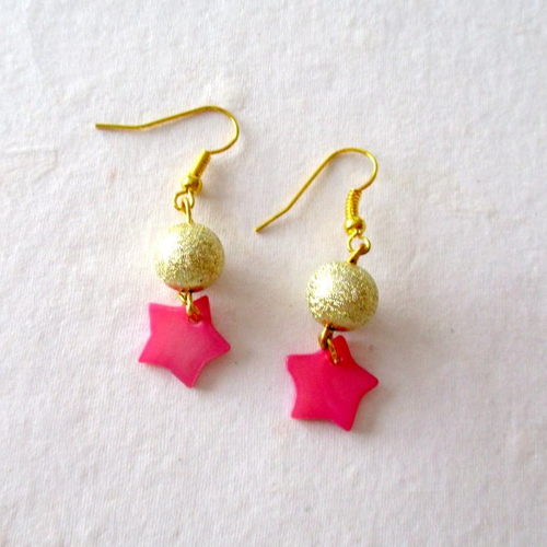 Boucles d'oreilles perle dorée granité et étoile de nacre fuchsia