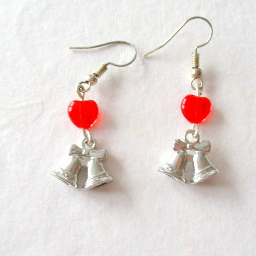 Boucles d'oreilles petites cloches argentée et cœur rouge