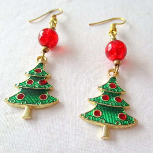 Boucles d'oreilles un grand sapin et sa perle rouge en décoration de noël
