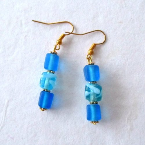 Boucles d'oreilles trio de perles bleues mates et transparentes