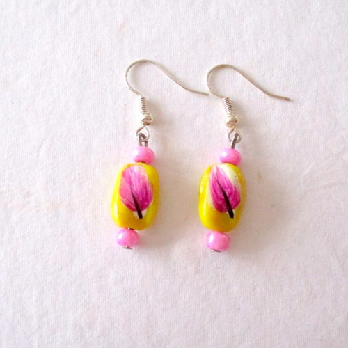 Boucles d'oreilles perles en verre de couleur jaune et rose peintes à la main