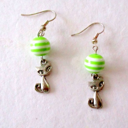 Boucles d'oreilles perles plastique verte à rayures et chat