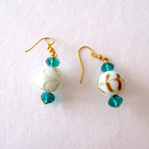 Boucles d'oreilles perles en porcelaine blanche et or et perles vertes