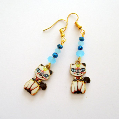 Boucles d'oreilles chat sérieux aux yeux bleus