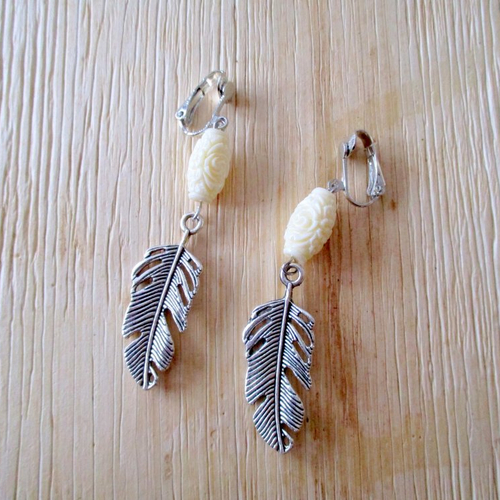 Clips boucles d'oreilles perle blanche et plume argentée