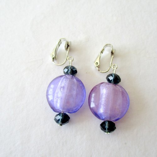 Clips boucles d'oreilles grosse perle lilas entourée de perles prunes