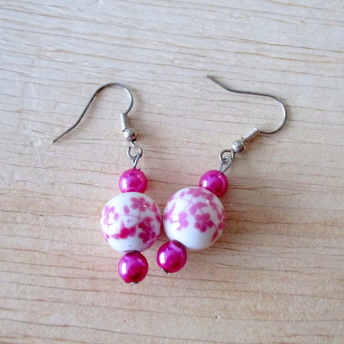 Boucles d'oreilles perle en porcelaine blanche à fleurs roses