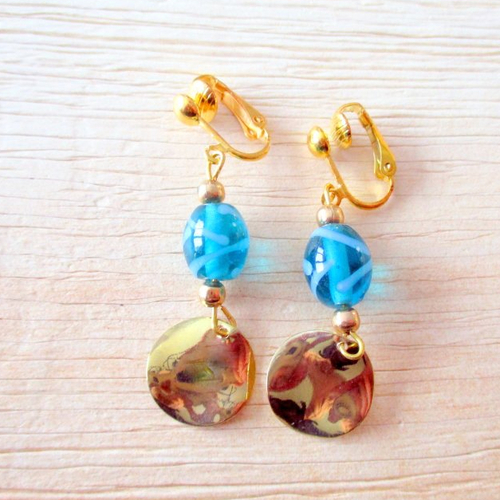 Clips boucles d'oreilles perle bleue et sequin doré