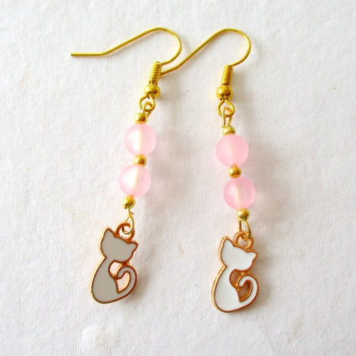 Boucles d'oreilles deux perles roses givrées et un petit chat blanc