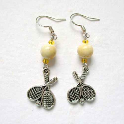 Boucles d'oreilles perle beige orangée et raquette et balle de tennis