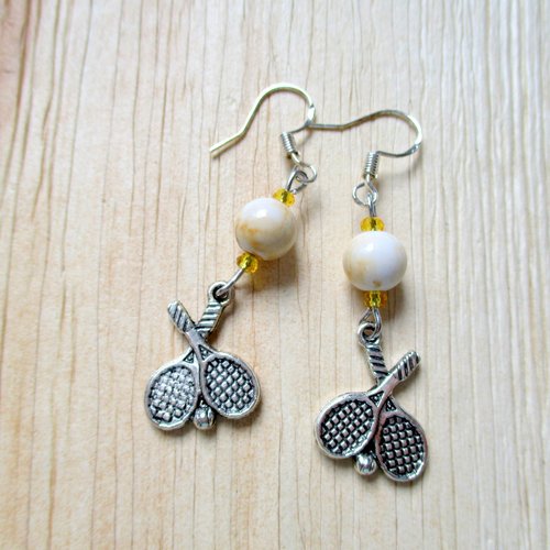 Boucles d'oreilles perle beige orangée et raquette et balle de tennis