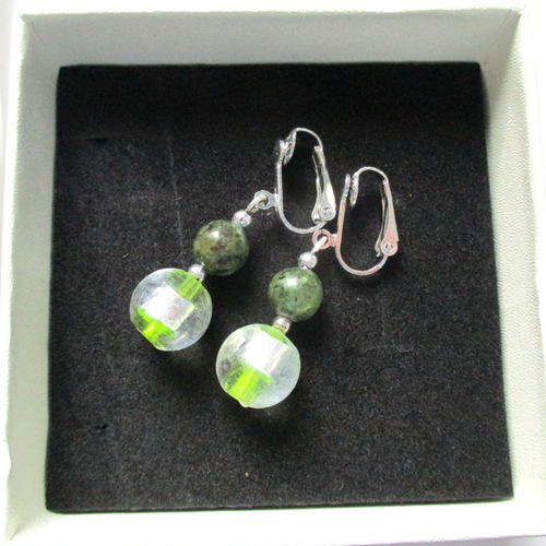 Clips boucles d'oreilles deux perles vertes une en pierre et l'autre en verre