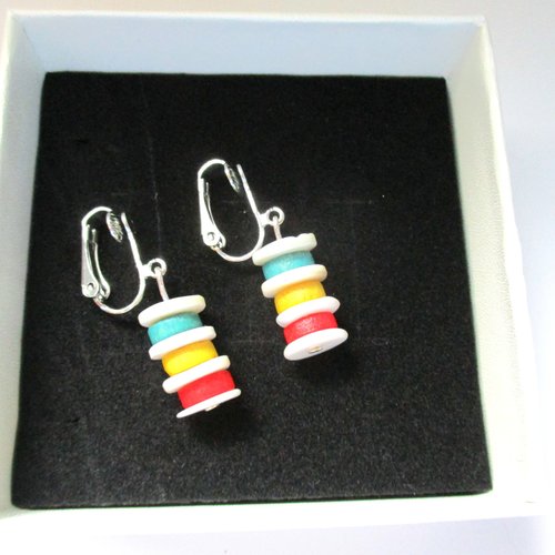 Clips boucles d'oreilles sequins nacrés et perles en bois multicolores