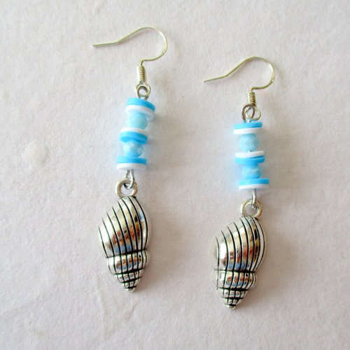 Boucles d'oreilles coquillage et petites perles bleues et blanches