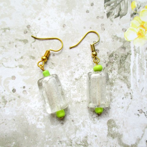 Boucles d'oreilles perle en verre à intérieur argenté entourée de vert