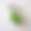 Clips boucles d'oreilles jolie perle verte transparente a dessin tourbillon