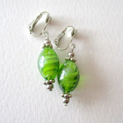 Clips boucles d'oreilles jolie perle verte transparente a dessin tourbillon