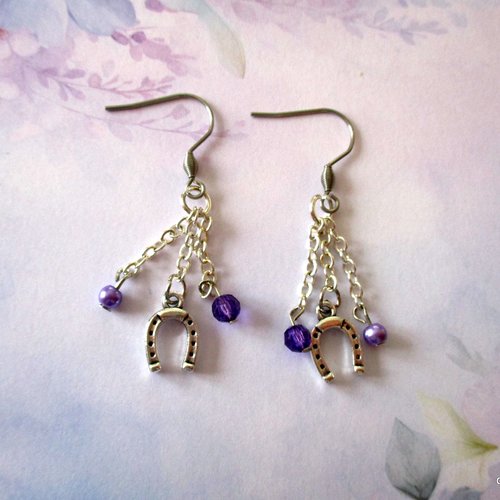 Boucles d'oreilles fer à cheval et petites perles mauves