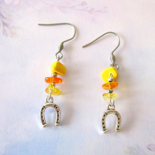Boucles d'oreilles fer à cheval et perles chips jaunes