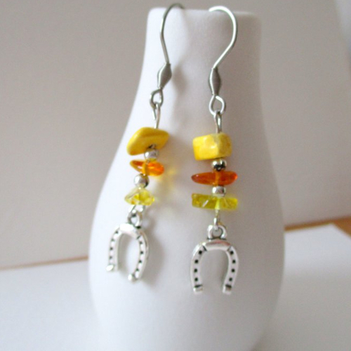 Boucles d'oreilles fer à cheval et perles chips jaunes