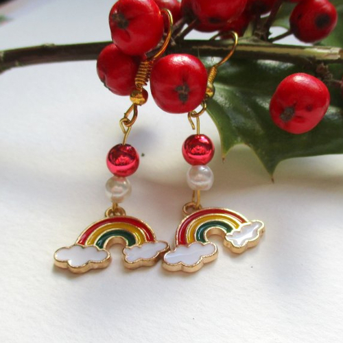 Boucles d'oreilles petit arc en ciel aux perles rouge et blanche