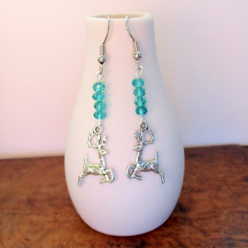 Boucles d'oreilles un tout petit renne et ses perles vertes