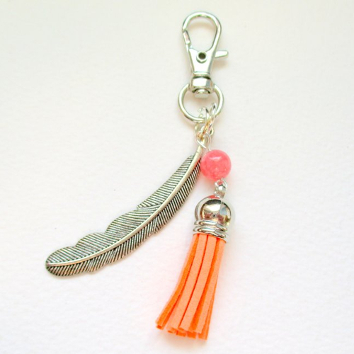 Porte clés, bijou de sac, charm's  plume et pompon orange