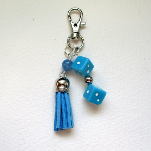 Porte clés, bijou de sac, charm's  dés bleu et pompon et perle bleu