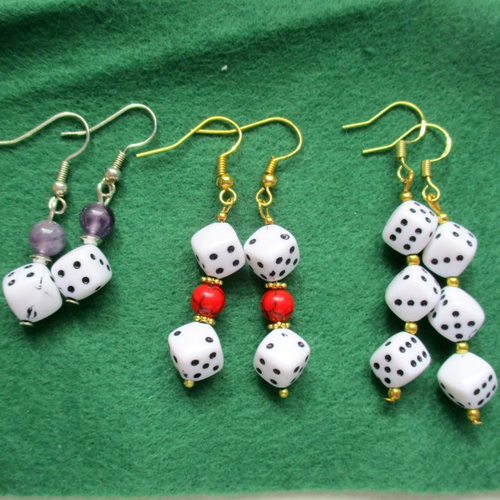 Ensemble de boucles d'oreilles pendant à perles en forme de dés. oreilles percées. personnalisable clips