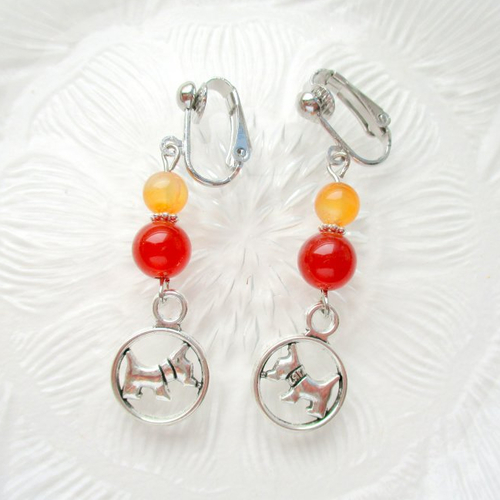 Clips boucles d'oreilles pendantes petits chiens a perles de couleurs - pierres semi-précieuse- choix de support clips ou crochet