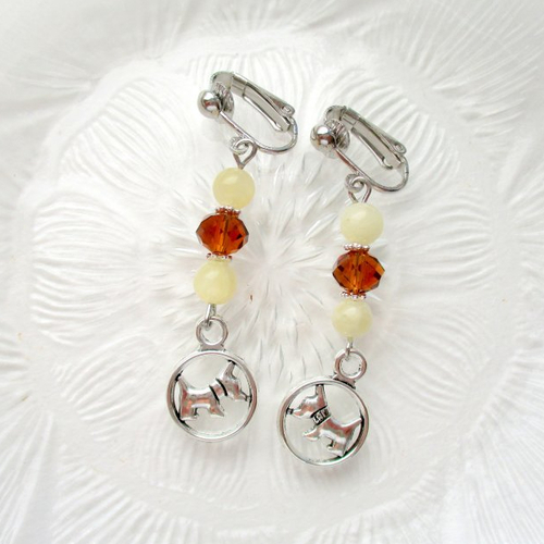Clips boucles d'oreilles pendantes petits chiens a perles de couleurs - pierres semi-précieuse- choix de support clips ou crochet